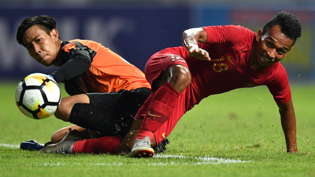 Pemain timnas Indonesia, Irfan Jaya (kanan) berusaha merebut bola dalam pertandingan uji coba antara Indonesia vs Myanmar di Stadion Wibawa Mukti, Rabu (10/10). (Foto: ANTARA FOTO/Sigid Kurniawan)