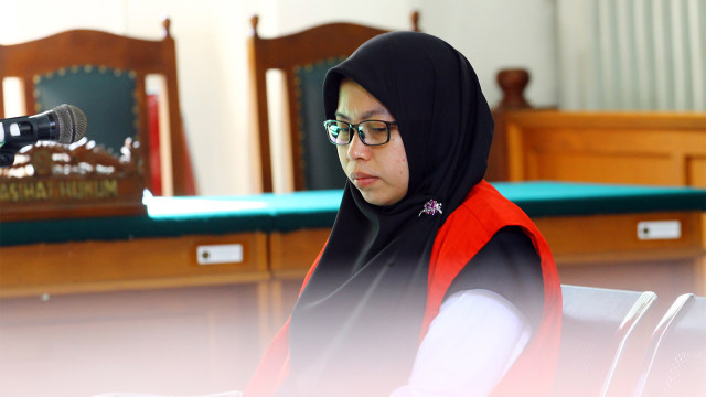Istri CEO Travel Abu Tours Nursyariah Mansyur menunduk saat pembacaan dakwaan oleh Jaksa Penuntut Umum pada sidang lanjutan di PN Makassar, Sulawesi Selatan, Rabu (10/10).  (Foto: ANTARA/Darwin Fatir)