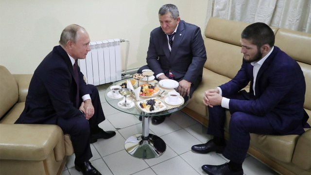 Presiden Rusia Vladimir Putin (kiri) bertemu dengan atlet MMA Khabib Nurmagomedov pada 2018. Foto: REUTERS/Sputnik/Mikhail Klimentyev