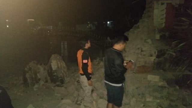 Kerusakan Candi Bentar Kantor Samsat Jembrana, Bali akibat gempa yang berpusat di Situbondo. (Foto: Twitter @Pusdalops_Bali)