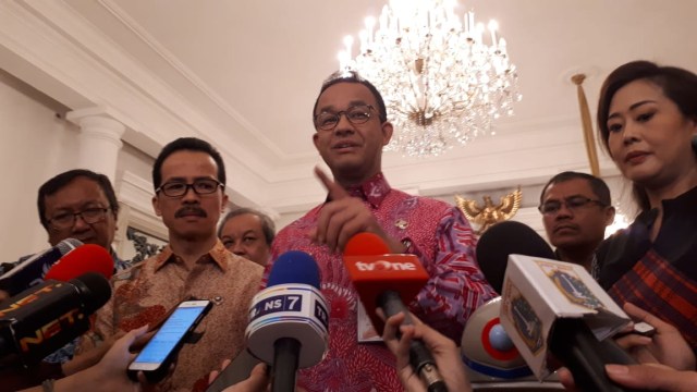 Gubernur DKI Jakarta, Anies Baswedan menjawab pertanyaan wartawan di Balaikota, Kamis (11/10/2018). (Foto: Aditia Noviansyah/kumparan)