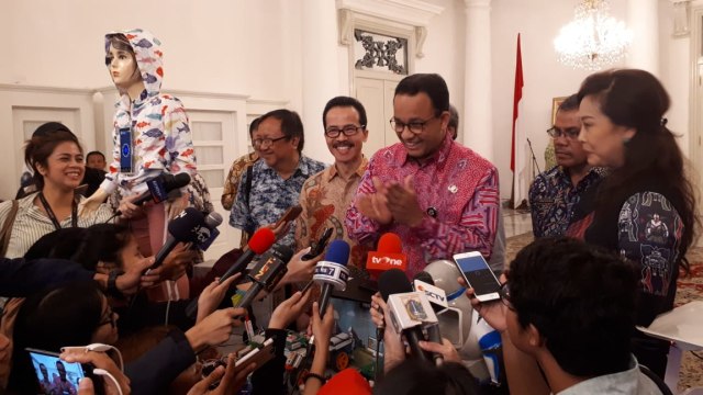 Gubernur DKI Jakarta, Anies Baswedan menjawab pertanyaan wartawan di Balaikota, Kamis (11/10/2018). (Foto: Aditia Noviansyah/kumparan)