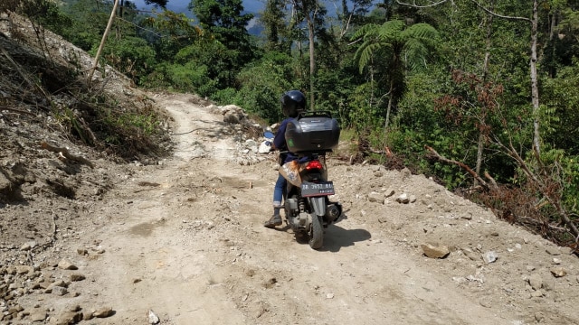 Gita, temannya Ronny mengendarai motor dari Manado ke Palu. (Foto: Dok. Ronny Adolof Buol)