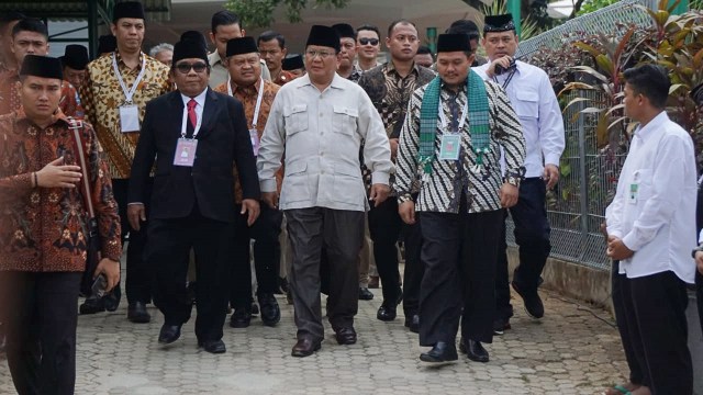Prabowo Subianto tiba di Ponpes Minhajurrosyidin, Kamis (11/10/2018). (Foto: Iqbal Firdaus/kumparan)