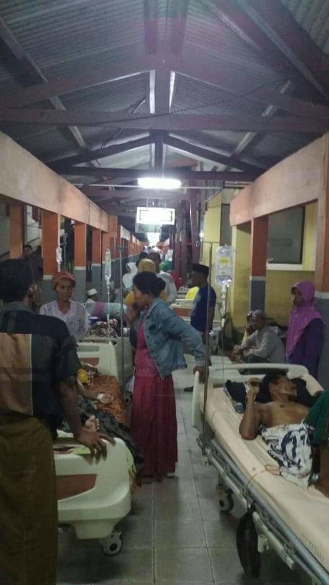 Korban gempa di Sumenep dilarikan ke rumah sakit, Kamis (11/10/2018). (Foto: Dok. Istimewa)