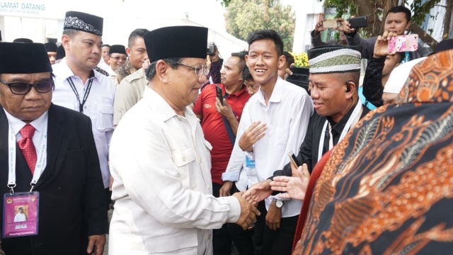 Prabowo Subianto (kiri) bersalaman dengan para pendukung di Ponpes Minhajurrosyidin, Kamis (11/10/2018). (Foto: Iqbal Firdaus/kumparan)