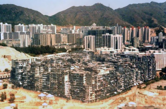 Keadaan Kowloon Walled City pada tahun 1989 (Foto: Wikimedia Commons)