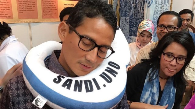 Gaya Sandiaga Uno menunnjukan bantal leher. (Foto: Instagram/@sandiuno)