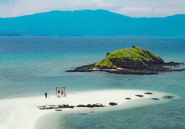 Pulau Nisa Pudu, NTB hadirkan pasir putih kepada wisatawan. (Foto: (Instagram/@sisitimur))