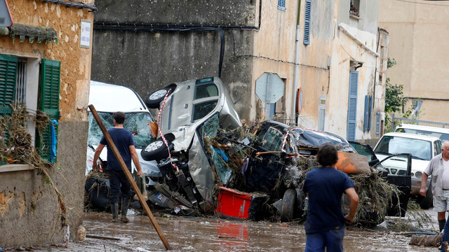 Mobil hancur terbawa arus banjir bandang di Spanyol. Foto: REUTERS/Enrique Calvo