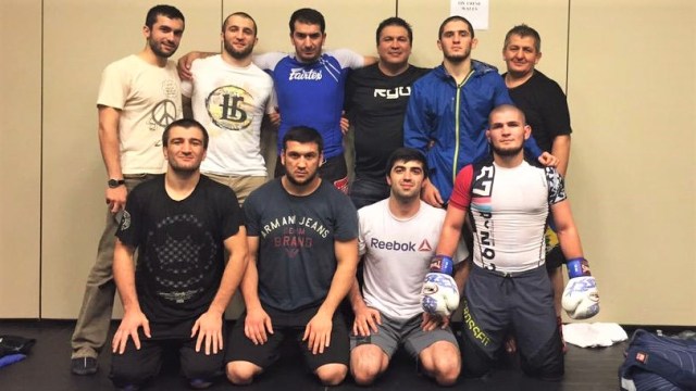 Khabib (kanan bawah) training bersama Abdulmanap Nurmagomedov (kanan atas). (Foto: Twttier/@TeamKhabib)