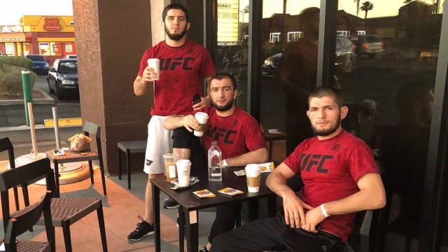 Khabib Nurmagomedov (kanan), Abubakar Nurmagomedov (tengan) (Foto: Instagram/@abubakar_nurmagomedov)