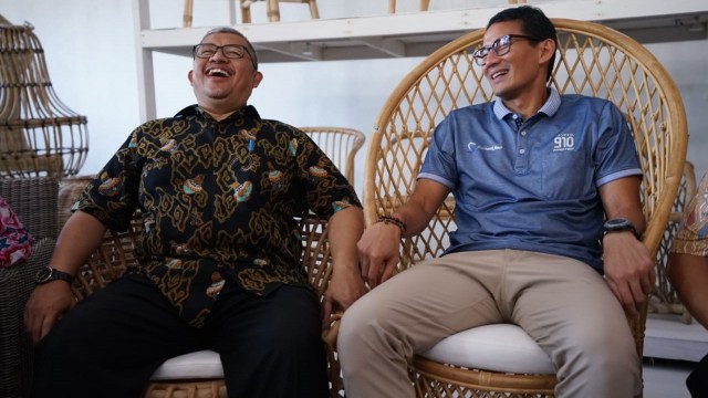 Calon Wakil Presiden nomor urut 02, Sandiaga Uno (kanan), berbincang dengan Dewan Pengarah Badan Pemenangan Nasional Prabowo-Sandi, Ahmad Heryawan. (Foto: Dok. Team Sandi Uno)