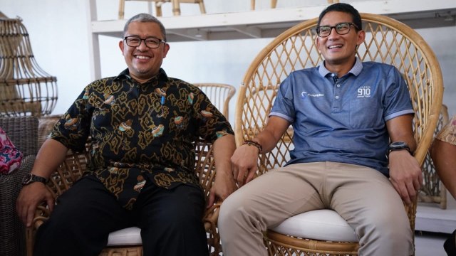 Calon Wakil Presiden nomor urut 02, Sandiaga Uno (kanan), berbincang dengan Dewan Pengarah Badan Pemenangan Nasional Prabowo-Sandi, Ahmad Heryawan. (Foto: Dok. Team Sandi Uno)