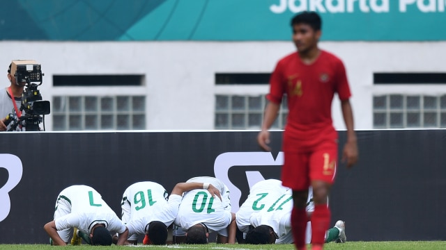 Sejumlah pemain Timnas Arab Saudi U19 melakukan sujud syukur usai mencetak gol ke gawang Timnas Indonesia U19 dalam pertandingan persahabatan di Stadion Wibawa Mukti, Cikarang Timur, Kabupaten Bekasi, Jawa Barat, Rabu (10/10).  (Foto: ANTARA FOTO/Sigid Kurniawan)