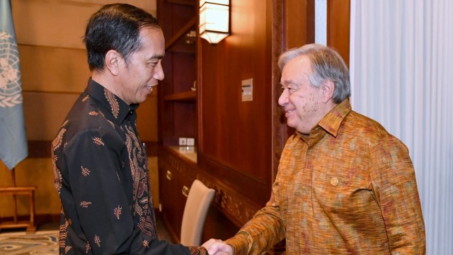 Presiden Joko Widodo menyambut Sekjen PBB Antonio Guterres di Bali. (Foto: Dok.Biro Pers Setpres)