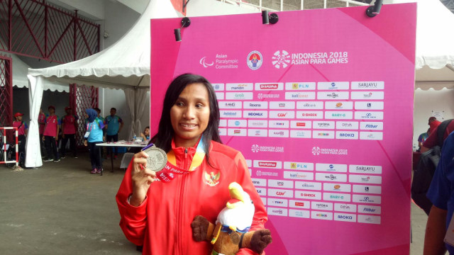 Ni Made Arianti Putri usai meraih medali perak di nomor lari 400 meter putri T13 Asian Para Games 2018. (Foto: Aditia Rizki Nugraha/kumparan)