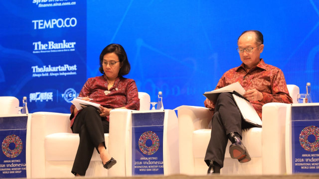 Menteri Keuangan Sri Mulyani Indrawati (kiri) dan Presiden Grup Bank Dunia Jim Yong Kim (kanan) saat menjadi narasumber dalam acara The Bali Fintech, Kamis (11/10/2018). (Foto: Helmi Afandi/kumparan)