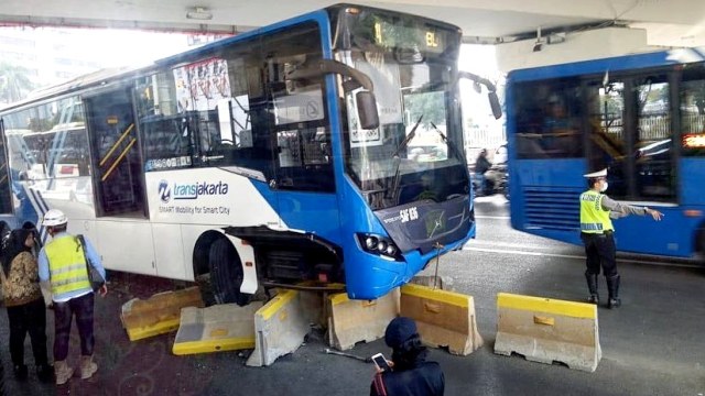 Kecelakaan bus TransJ menabrak separator di Jl Sudirman. (Foto: Instagram/@jktinfo)