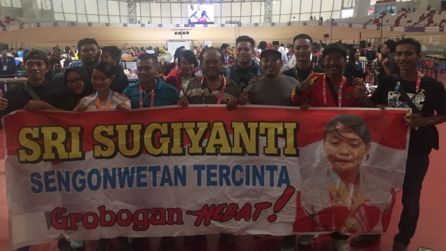 Pebalap sepeda Indonesia, Sri Sugiyanti, bersama para suporternya. (Foto: kumparan/Sandi Firdaus)