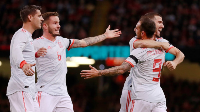Pemain-pemain Spanyol merayakan gol Paco Alcacer. (Foto: Reuters/Andrew Couldridge)
