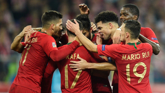 Para pemain Portugal merayakan gol Rafa Silva. (Foto: Reuters/Radoslaw Jozwiak)