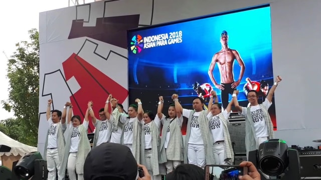Penampilan 10 anak Down Syndrome dari Gigi Art of Dance di panggung festival Zona Inspirasi Asian Para Games 2018, Kamis (11/10/2018). (Foto: Karina Nur Shabrina/kumparan)