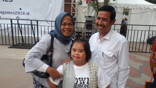 Erna (53) dan Sudarto (53) mendukung penampilan sang anak, Nabila (19), yang tampil di Zona Inspirasi GBK bersama kelas Down Syndrome Gigi Art of Dance. (Foto: Karina Nur Shabrina/kumparan)