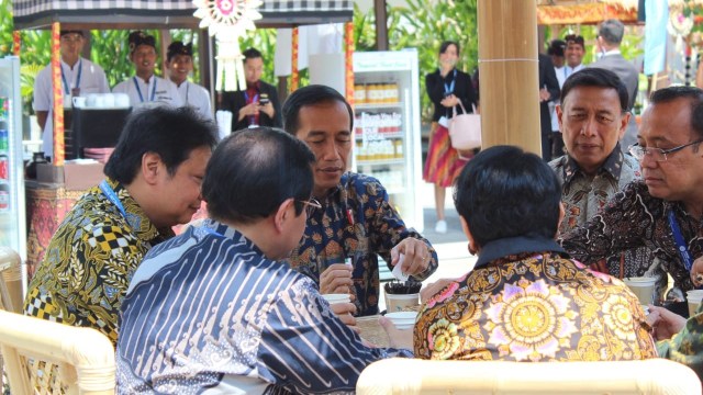 Presiden Jokowi bersama sejumlah Menteri menikmati kopi dari kedai BRIKOPI di Taman Jepun, kawasan BNDCC, Nusa Dua, Bali. (Foto: Charles Brouwson/kumparan)