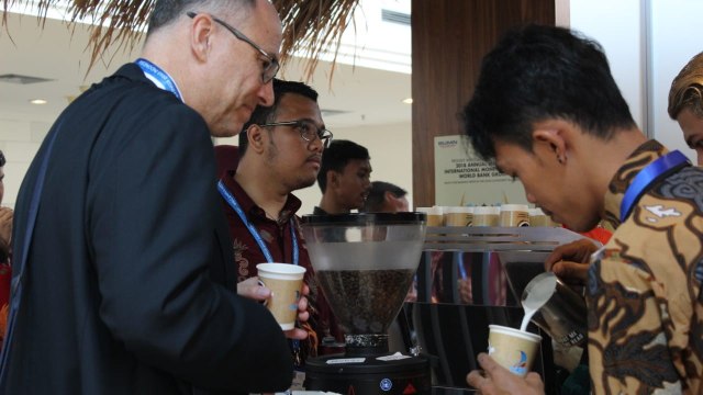 Seorang barista dari kedai BRIKOPI menyajikan kopi untuk Presiden dan sejumlah menteri, di area Pertemuan Tahunan IMF-World Bank di Nusa Dua, Bali. (Foto: Charles Brouwson/kumparan)