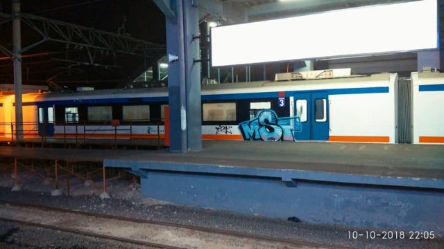 Coretan vandalisme di gerbong kereta Bandara. (Foto: Instagram @xamin91)