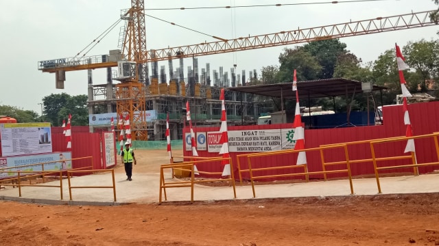 Proyek pembangunan tower untuk program rumah DP Rp 0 Klapa Village di Pondok Kelapa, Jakarta Timur (Foto: Nabilla Fatiara/kumparan)