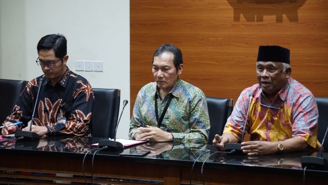 Febri Diansyah (kiri), Saut Situmorang (tengah) dan Taufiequrachman Ruki (kanan) saat Konferensi Pers terkait penyerahan diri Eddy Sindoro di Gedung KPK, Jumat (12/10/2018). (Foto: Iqbal Firdaus/kumparan)