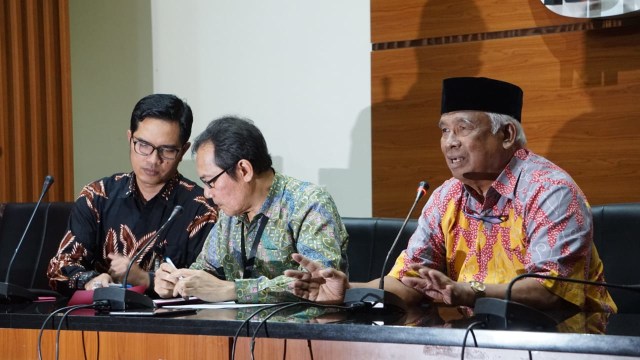 Febri Diansyah (kiri), Saut Situmorang (tengah) dan Taufiequrachman Ruki (kanan) saat Konferensi Pers terkait penyerahan diri Eddy Sindoro di Gedung KPK, Jumat (12/10/2018). (Foto: Iqbal Firdaus/kumparan)