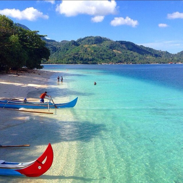 Jernihnya air laut yang memanjakan mata wisatawan (Foto: (Instagram/@kiluan_lampung))