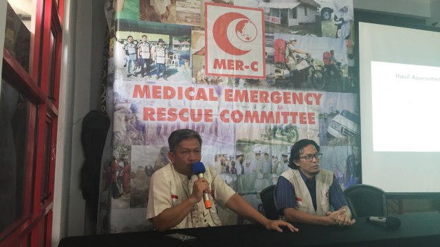 Medical Emergency Rescue Committee (MER-C) saat menyampaikan kritik dan evaluasi terhadap penanganan awal untuk gempa dan tsunami di Palu dan Donggala, Jumat (12/10/2018). (Foto: Darin Atiandina/kumparan)