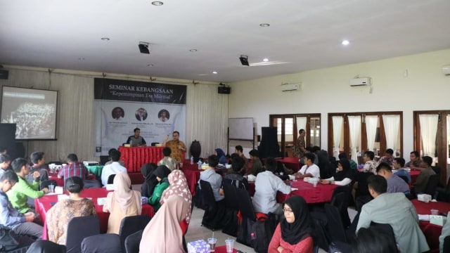 Sudirman Said (tengah, berbaju batik) memberikan materi dalam Seminar Kebangsaan 'Kepemimpinan di Era Milenial' di Sleman,Yogyakarta. (Foto: dok. istimewa)