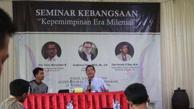 Ferry Mursyidan Baldan (kanan) memberikan materi dalam Seminar Kebangsaan 'Kepemimpinan di Era Milenial' di Sleman,Yogyakarta. (Foto: dok. istimewa)