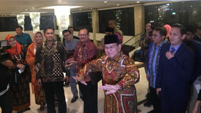 Prabowo Subianto berjoged diiringi irama tanjidor saat hadir di acara Penguatan Visi Kebangsaan yang digagas oleh Pergerakan Indonesia Maju di Hotel Grand Sahid, Jumat (12/10). (Foto: Ricad Saka/kumparan)