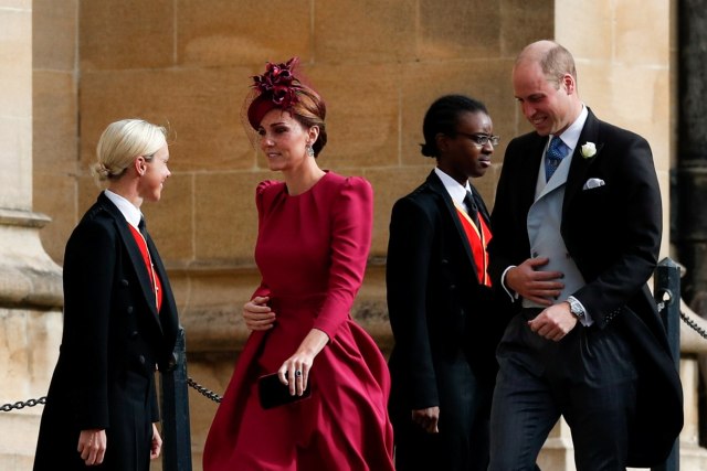 Kate Middleton kenakan Alexander McQueen pada pernikahan Putri Eugenie. (Foto: Adrian Dennis/Pool via REUTERS)