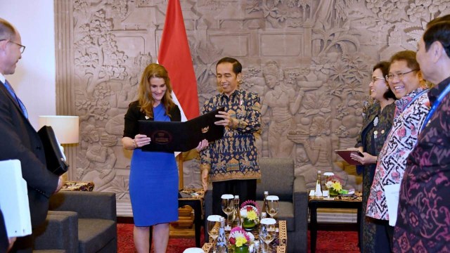 Melinda Gates (kiri) dan Jokowi (kanan) di Nusa Dua, Bali. (Foto: Dok. Biro Pers Setpres)