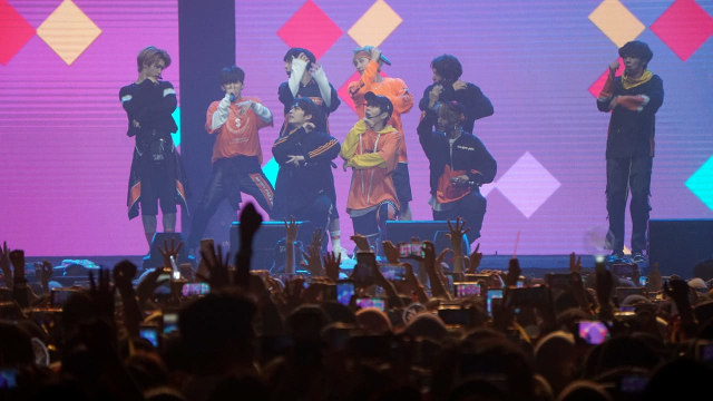 Stray Kids di Spotify on Stage. (Foto: Fanny Kusumawardhani/kumparan)