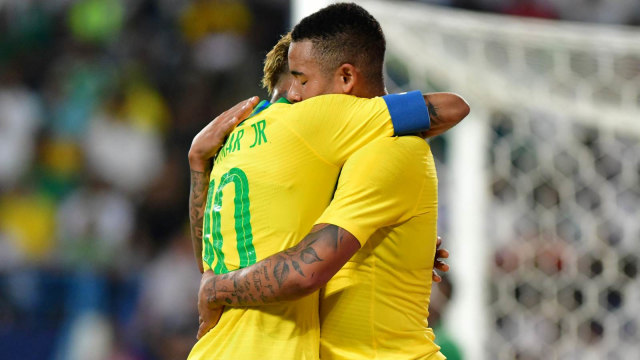 Gabriel Jesus selebrasi gol bersama Neymar saat bertanding melawan Arab Saudi. (Foto: REUTERS/Waleed Ali)