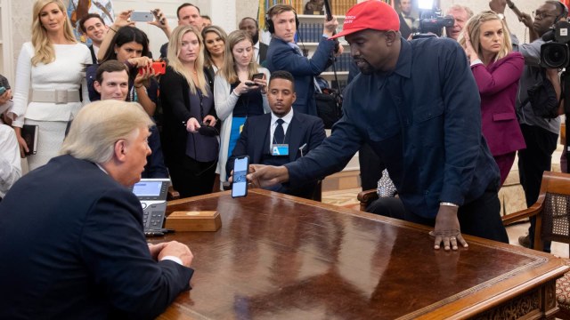 Saat Donald Trump bertemu Kanye West di Gedung Putih, Washington DC, Amerika Serikat. (Foto: AFP/SAUL LOEB)
