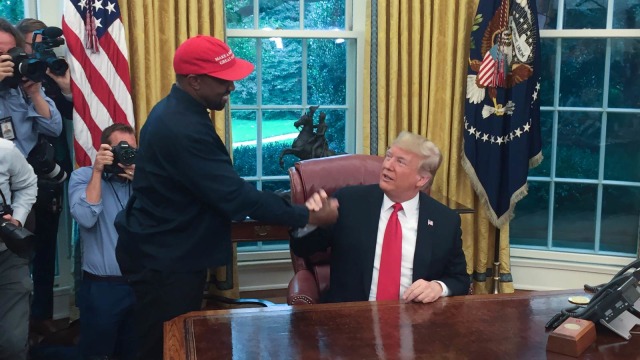 Saat Donald Trump bertemu Kanye West di Gedung Putih, Washington DC, Amerika Serikat. (Foto: AFP/SEBASTIAN SMITH)