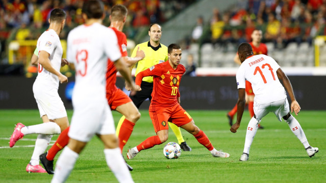 Eden Hazard dikepung sejumlah pemain bertahan saat Timnas Belgia melawan Swiss. (Foto: Francois Lenoir/Reuters)
