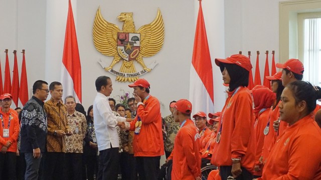 Jokowi bersalaman dengan Atlet Asian Para Games di Istana Bogor, Sabtu (13/10/2018). (Foto: Yudhistira Amran Saleh/kumparan)