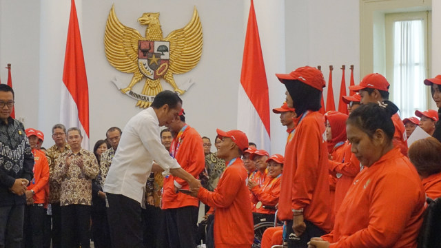 Jokowi bagikan bonus ke 95 Atlet Asian Para Games di Istana Bogor, Sabtu (13/10/2018). (Foto: Yudhistira Amran Saleh/kumparan)