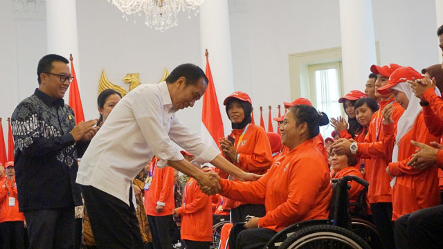 Jokowi bersalaman dengan Atlet Asian Para Games di Istana Bogor, Sabtu (13/10/2018). (Foto: Yudhistira Amran Saleh/kumparan)