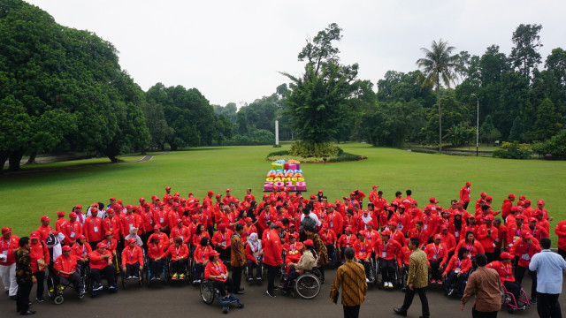 Jokowi bersiap untuk berfoto bersama dengan Atlet Asian Para Games 2018 di Istana Bogor, Sabtu (13/10/2018). (Foto: Yudhistira Amran Saleh/kumparan)